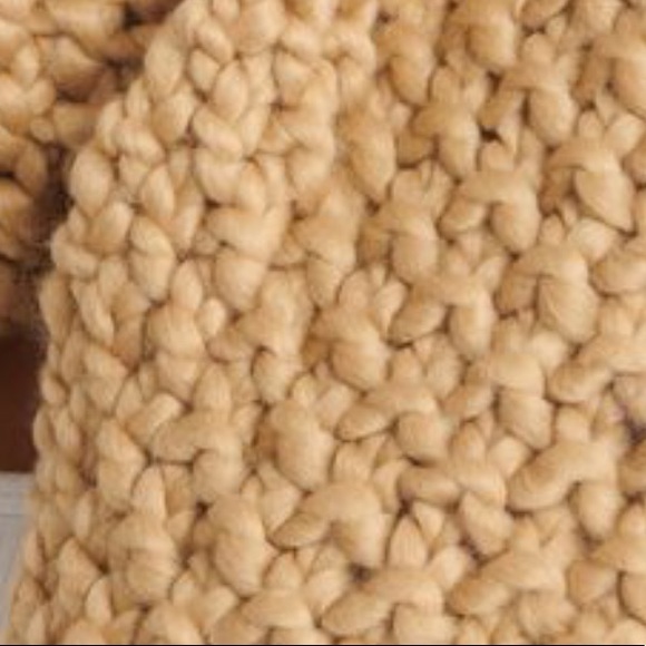 Chunky cable knit scarf - Picture 3 of 5